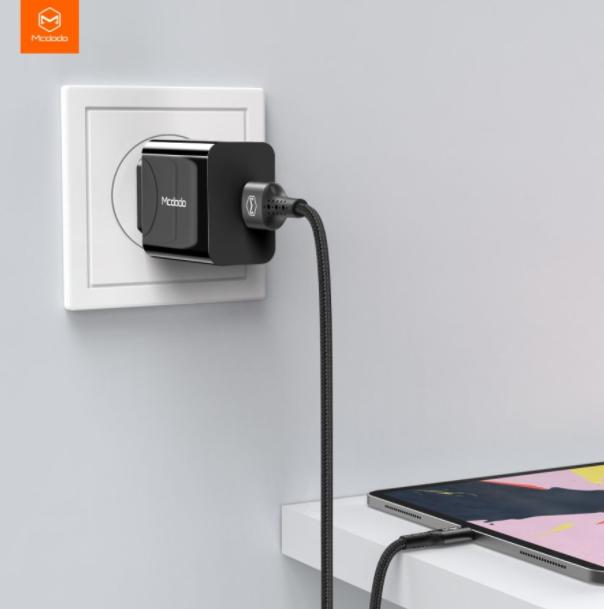 Mcdodo 18W Quick Charger Kit/ شاحن سريع (18واط) مع كيبل بيانات من مكدودو